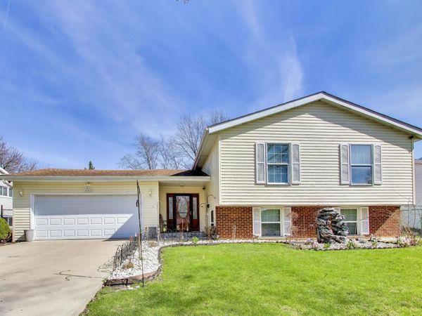 2215 S BRADFORD Drive, Wheaton, IL 60189