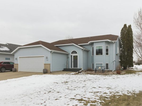 1727 37th Avenue S, Fargo, ND 58104