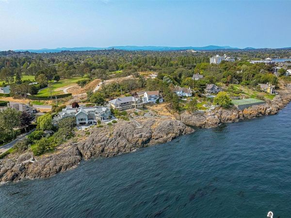 987 Beach Dr, Oak Bay, BC V8S 2N2
