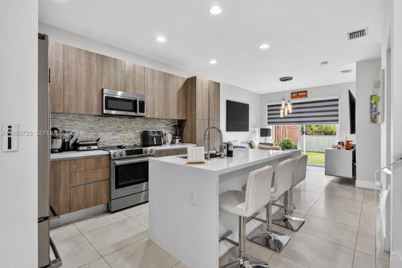 7159 NW 102nd Place, Doral, FL 33178 Photo