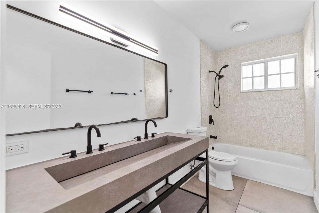 361 E 39th St, Unit 1, Hialeah, FL 33013 Photo