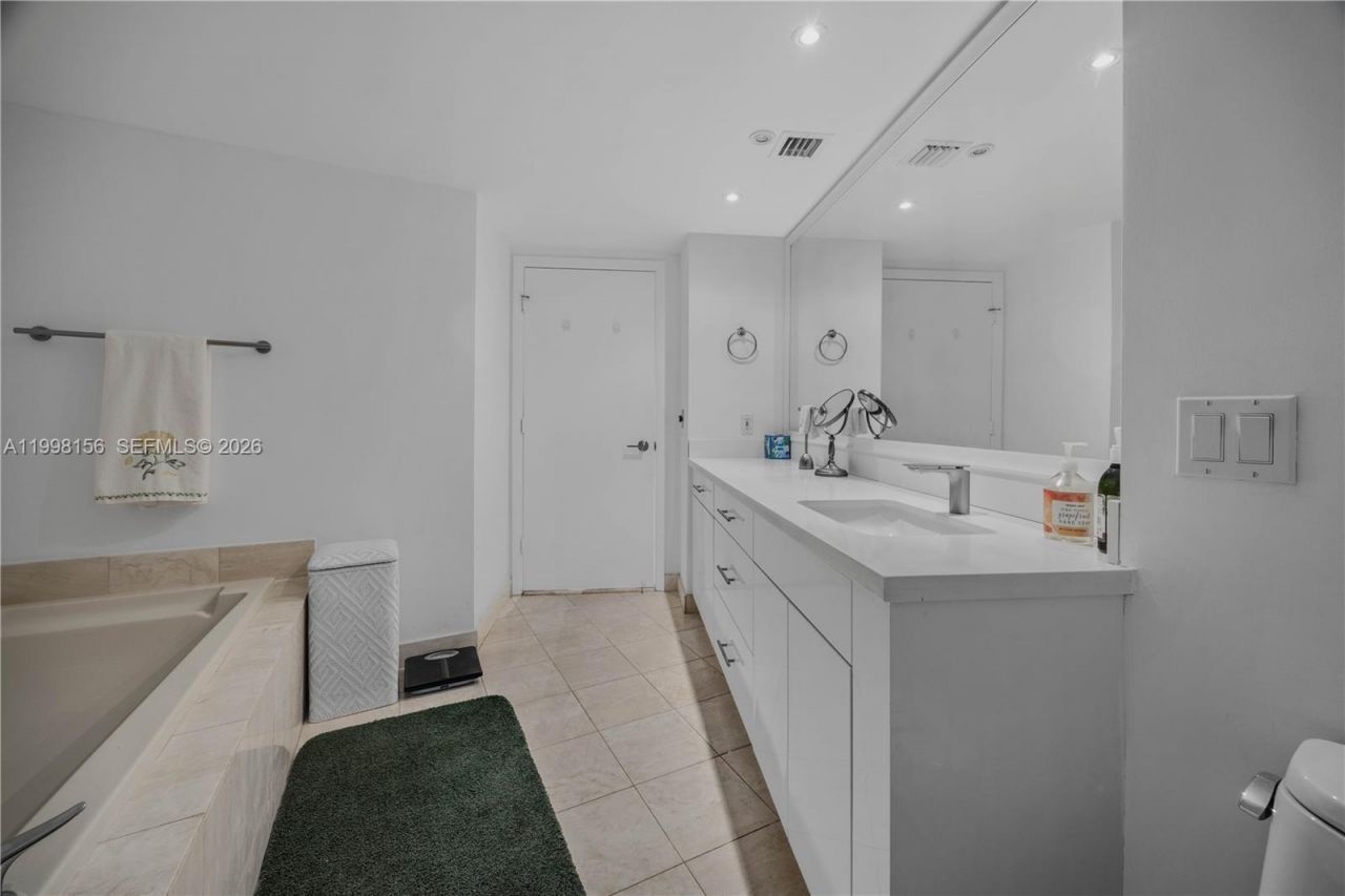 1000 W Island Blvd, Unit 1910, Aventura, FL 33160 Photo