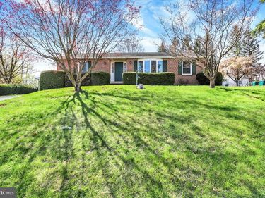 8 DOGWOOD DRIVE, MT HOLLY SPRINGS, PA 17065