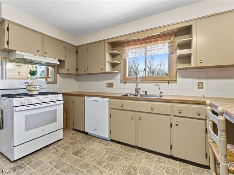 4423 Broadway Avenue NE, Louisville, OH 44641 Photo 22