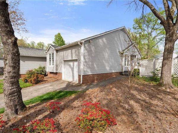 127 Pebble Ridge Lane , Winston-Salem, NC 27104