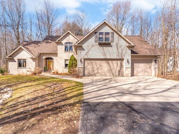 1825 PINE TREE COURT, Luxemburg, WI 54217