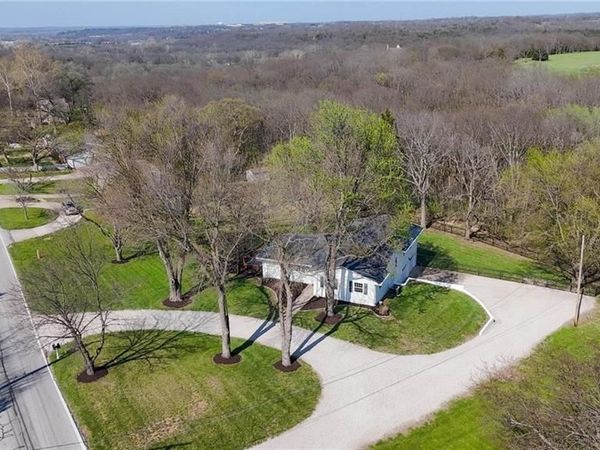 7823 Woodland Drive, Shawnee, KS 66218