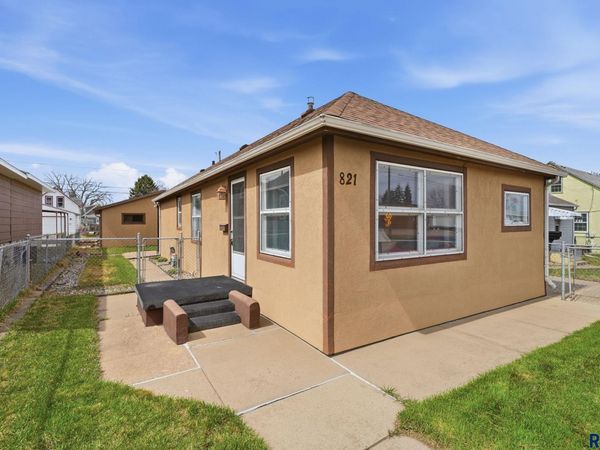 821 N Cliff Ave, Sioux Falls, SD 57103