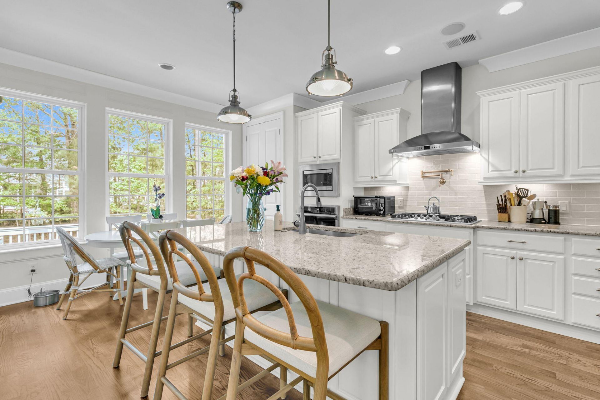 1563 Capel Street Photo 13