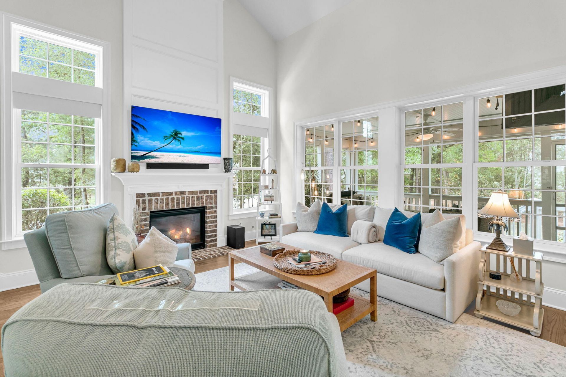 1563 Capel Street Photo 19