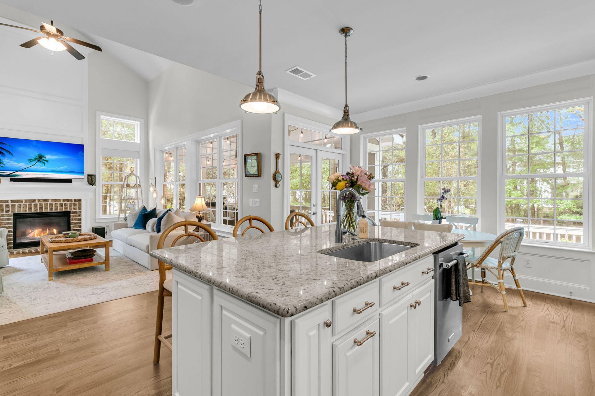 1563 Capel Street Photo 20