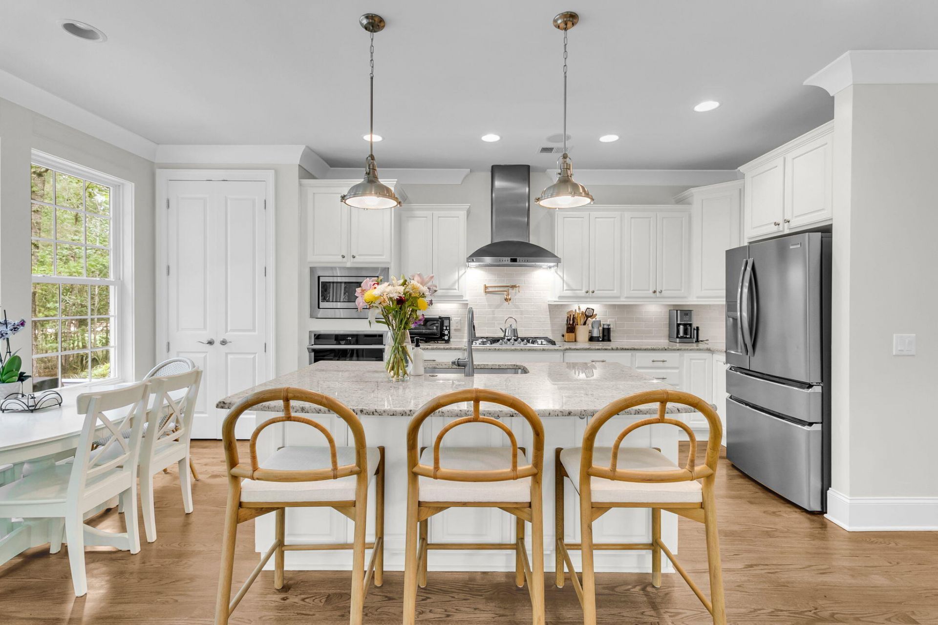 1563 Capel Street Photo 23