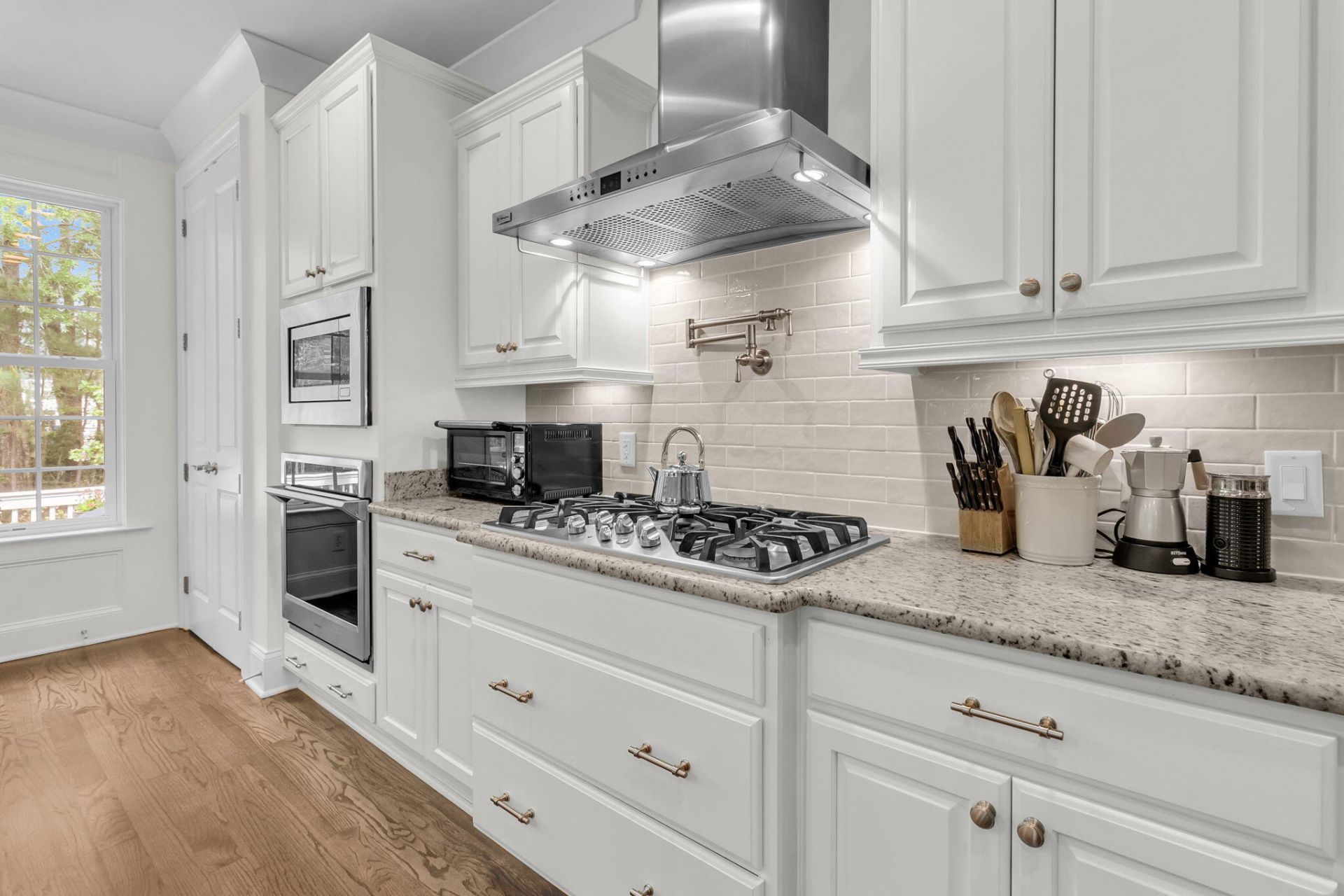 1563 Capel Street Photo 25