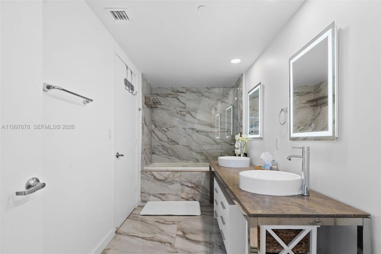 475 Brickell Ave, Unit 3711, Miami, FL 33131 Photo