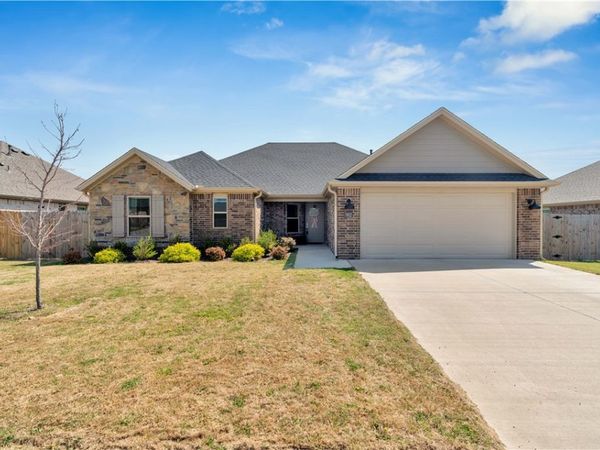 902 Sugar Pine Avenue, Tontitown, AR 72762