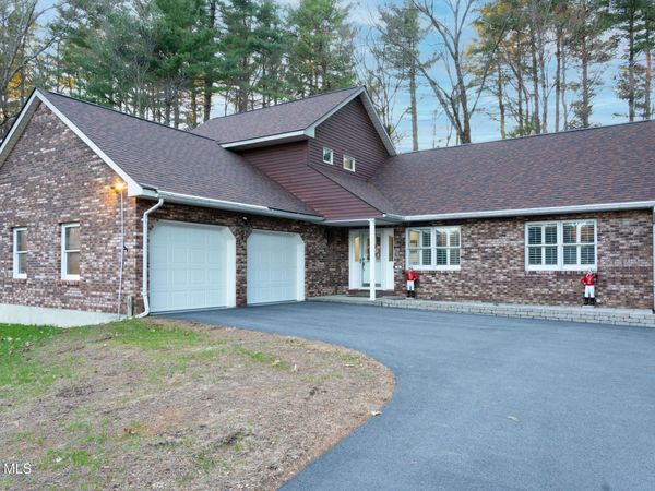 6 Crown Pt., Ballston Lake, NY 12019