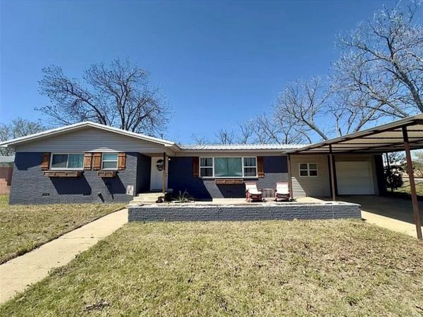 313 Sunset Drive, Comanche, TX 76442