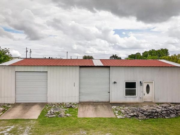 721 Comanche Cove Drive, Granbury, TX 76048