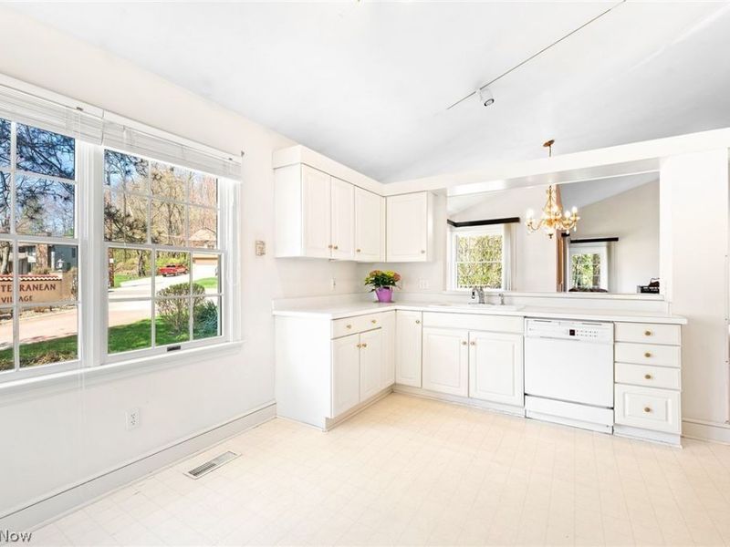 447 Armante Court, Akron, OH 44313 Photo 11