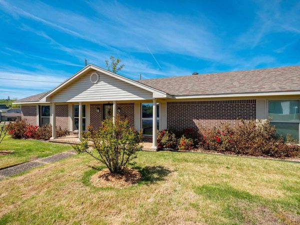 28 Walnut Valley Drive, Little Rock, AR 72211