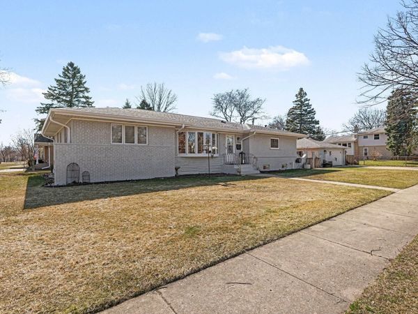 1515 E Oakton Street, Arlington Heights, IL 60004