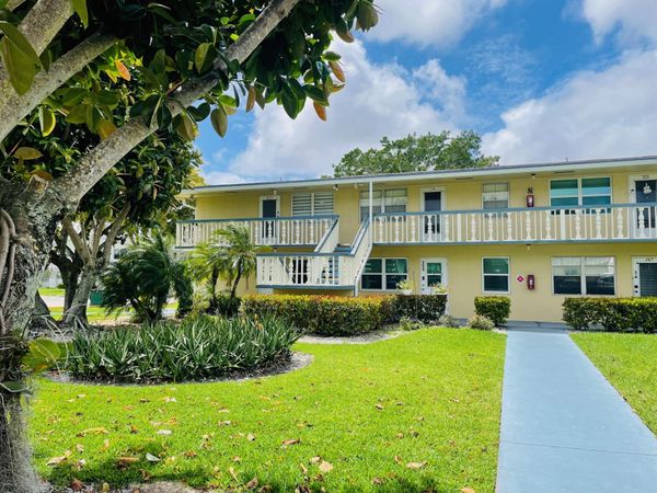 277 Chatham N, West Palm Beach, FL 33417