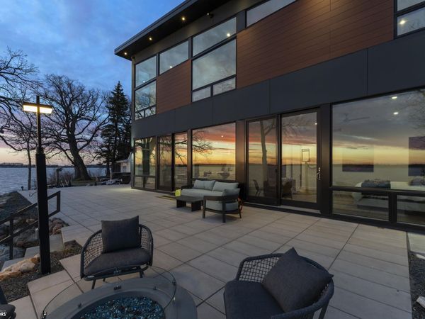 15476 Dodge Ave, Clear Lake, IA 50428