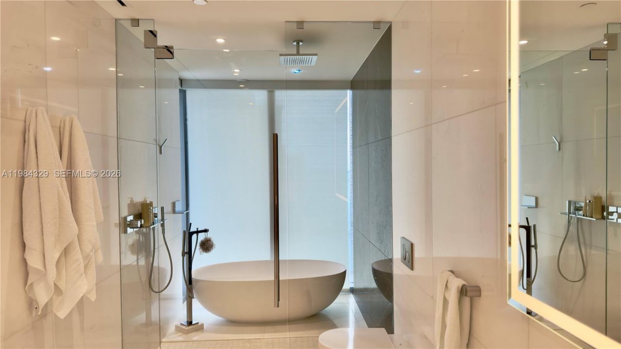 300 Biscayne Boulevard Way, Unit 2601E, Miami, FL 33131 Photo