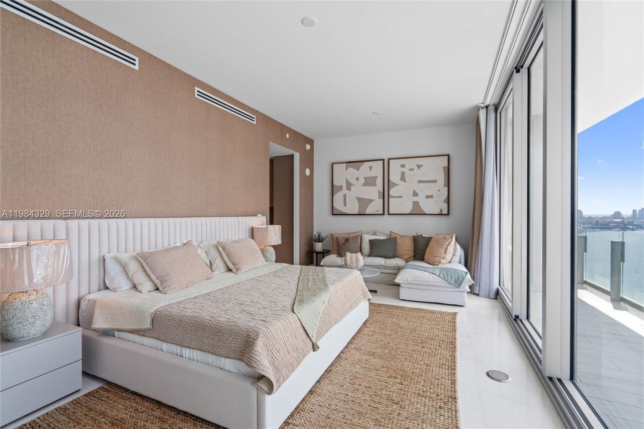 300 Biscayne Boulevard Way, Unit 2601E, Miami, FL 33131 Photo