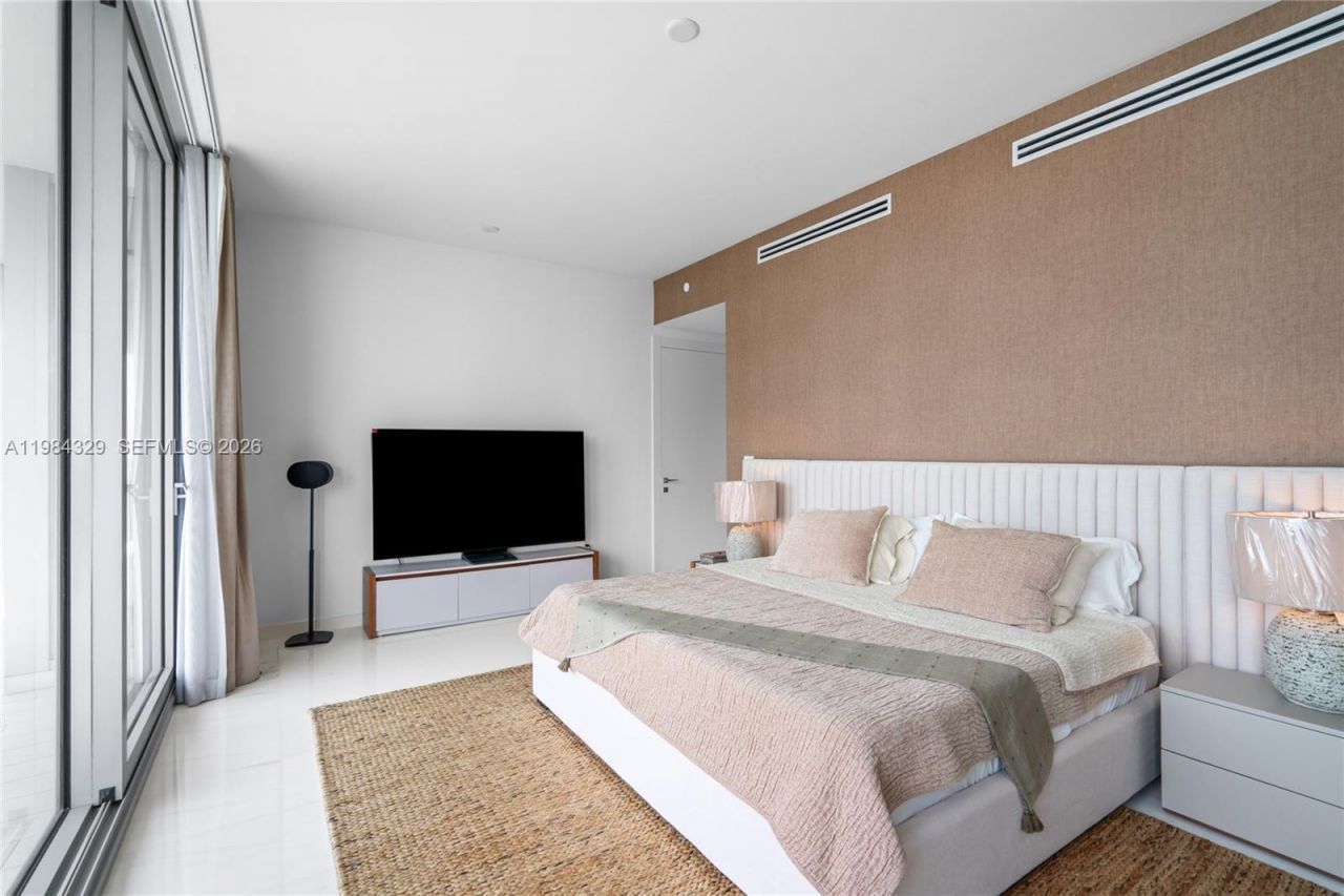 300 Biscayne Boulevard Way, Unit 2601E, Miami, FL 33131 Photo