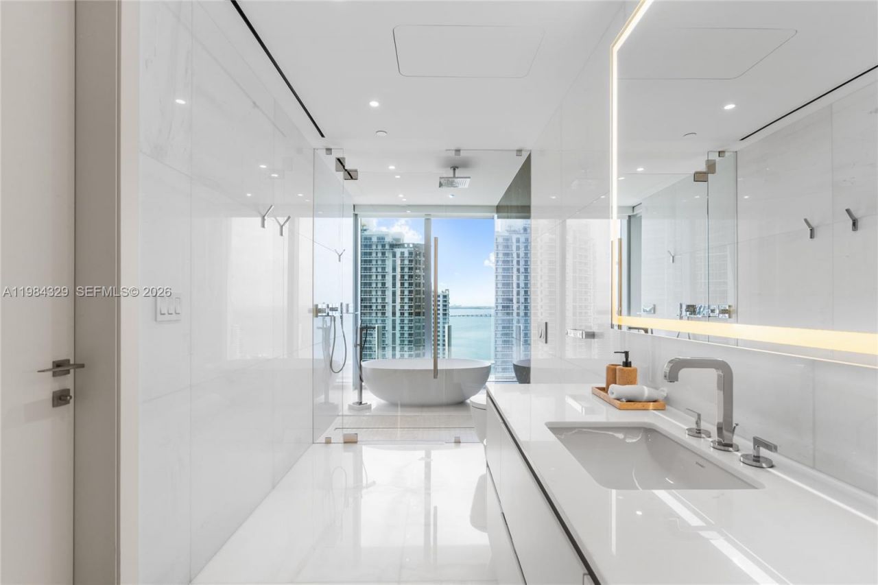 300 Biscayne Boulevard Way, Unit 2601E, Miami, FL 33131 Photo