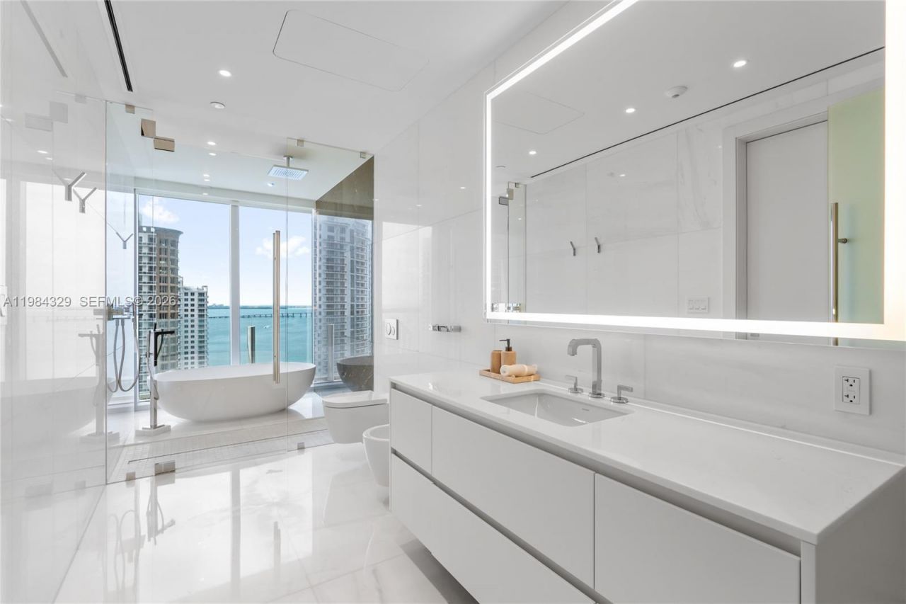 300 Biscayne Boulevard Way, Unit 2601E, Miami, FL 33131 Photo