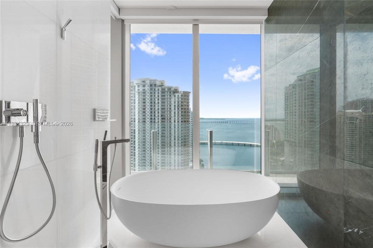 300 Biscayne Boulevard Way, Unit 2601E, Miami, FL 33131 Photo