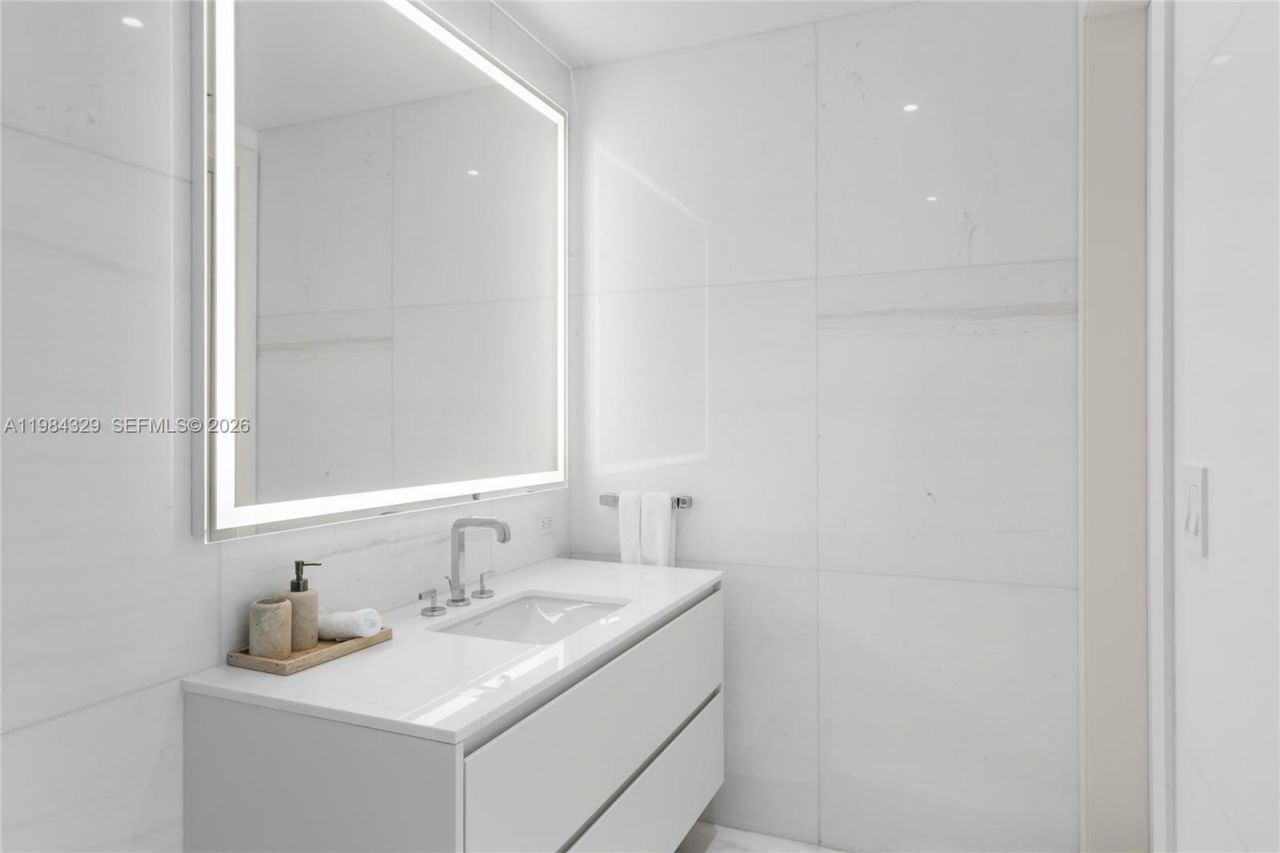 300 Biscayne Boulevard Way, Unit 2601E, Miami, FL 33131 Photo