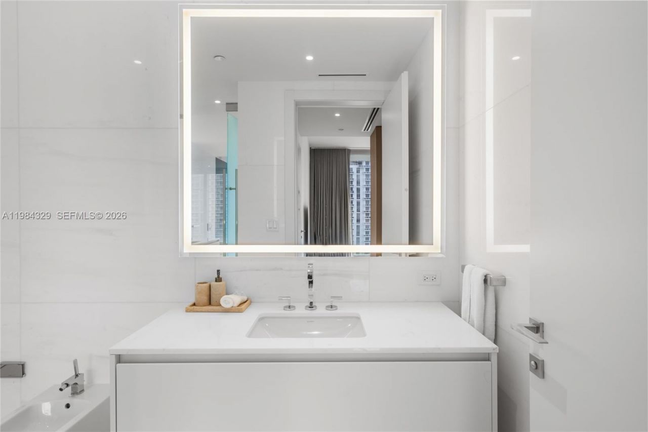300 Biscayne Boulevard Way, Unit 2601E, Miami, FL 33131 Photo
