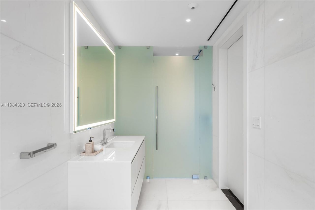 300 Biscayne Boulevard Way, Unit 2601E, Miami, FL 33131 Photo