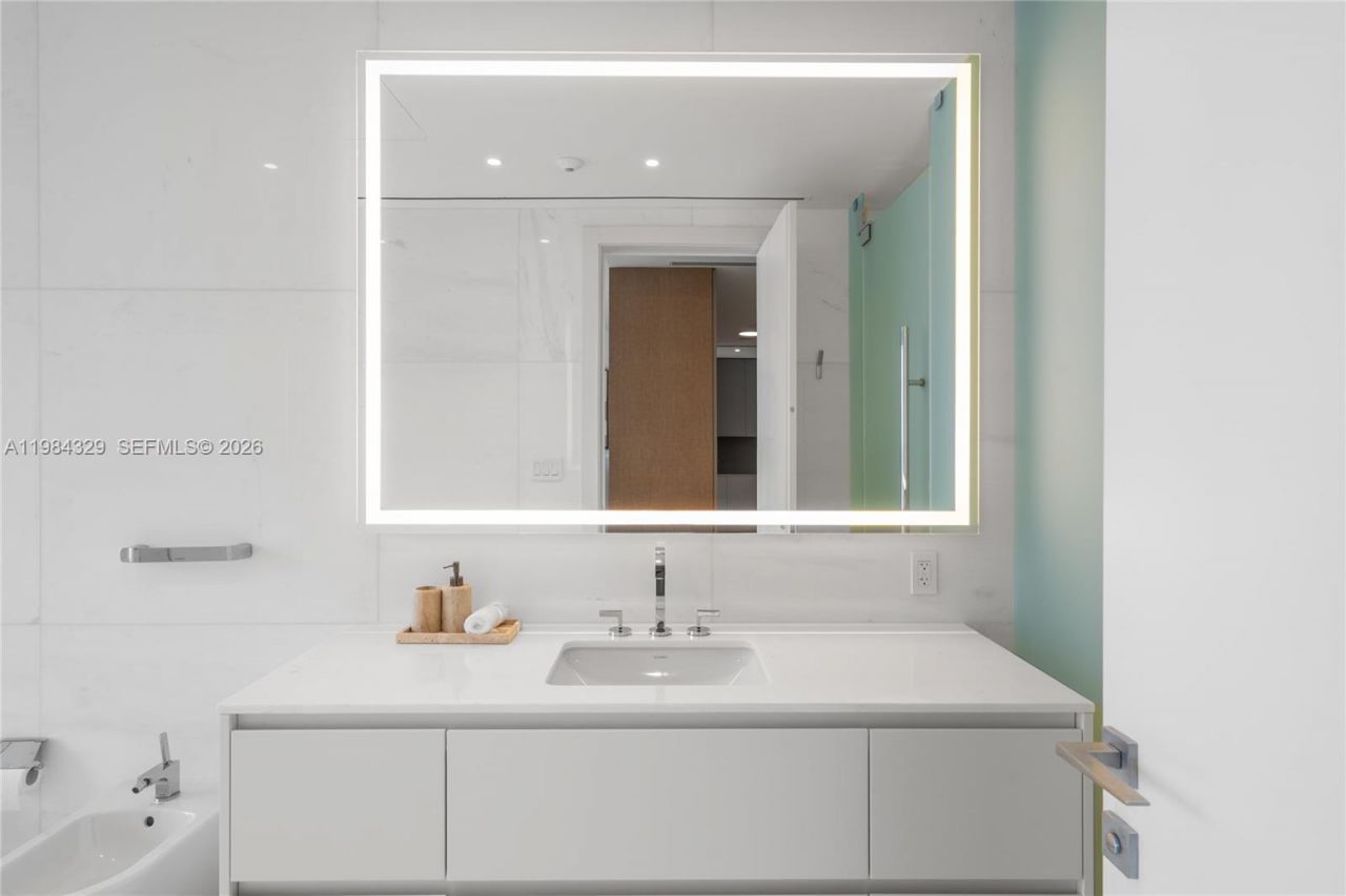 300 Biscayne Boulevard Way, Unit 2601E, Miami, FL 33131 Photo