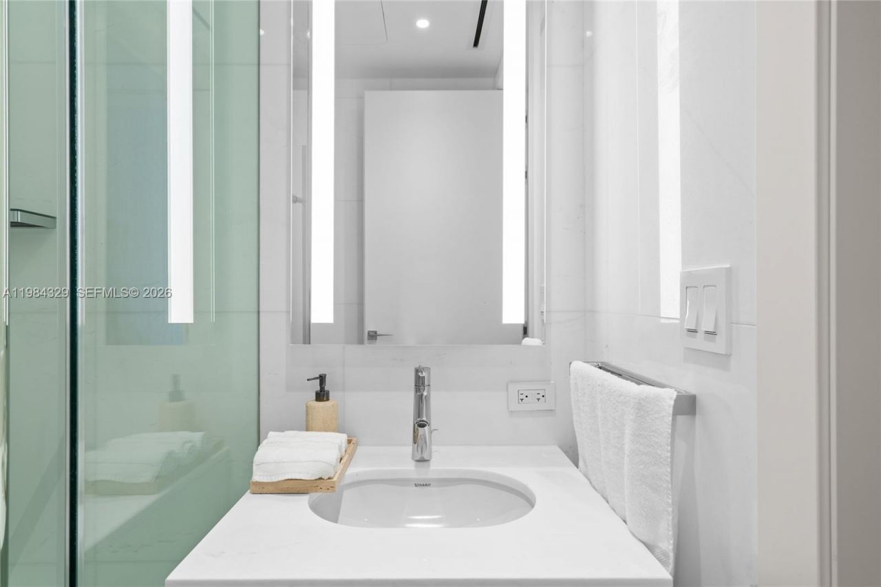 300 Biscayne Boulevard Way, Unit 2601E, Miami, FL 33131 Photo