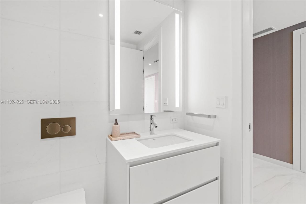 300 Biscayne Boulevard Way, Unit 2601E, Miami, FL 33131 Photo