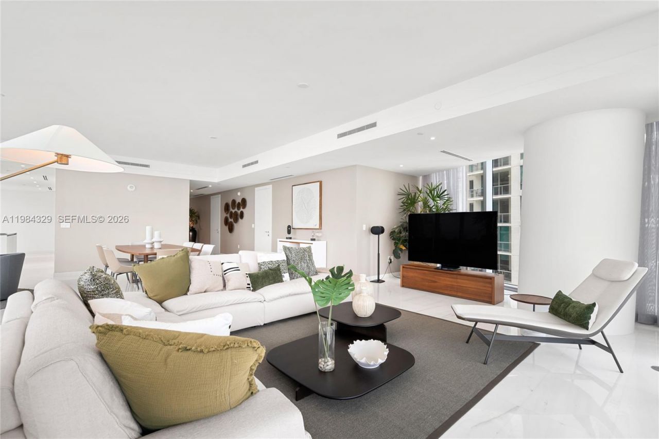 300 Biscayne Boulevard Way, Unit 2601E, Miami, FL 33131 Photo