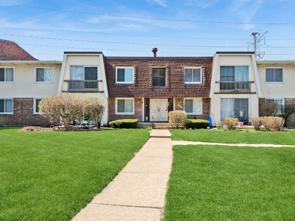 6818 Roberts Drive , Unit 6, Woodridge, IL 60517