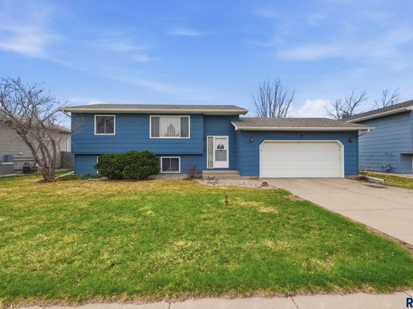 5717 Nancy St, Sioux Falls, SD 57106
