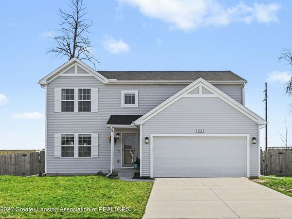 854 Saint Johns Chase, Grand Ledge, MI 48837