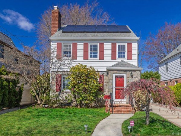 107 Acorn Way , Malverne, NY 11565