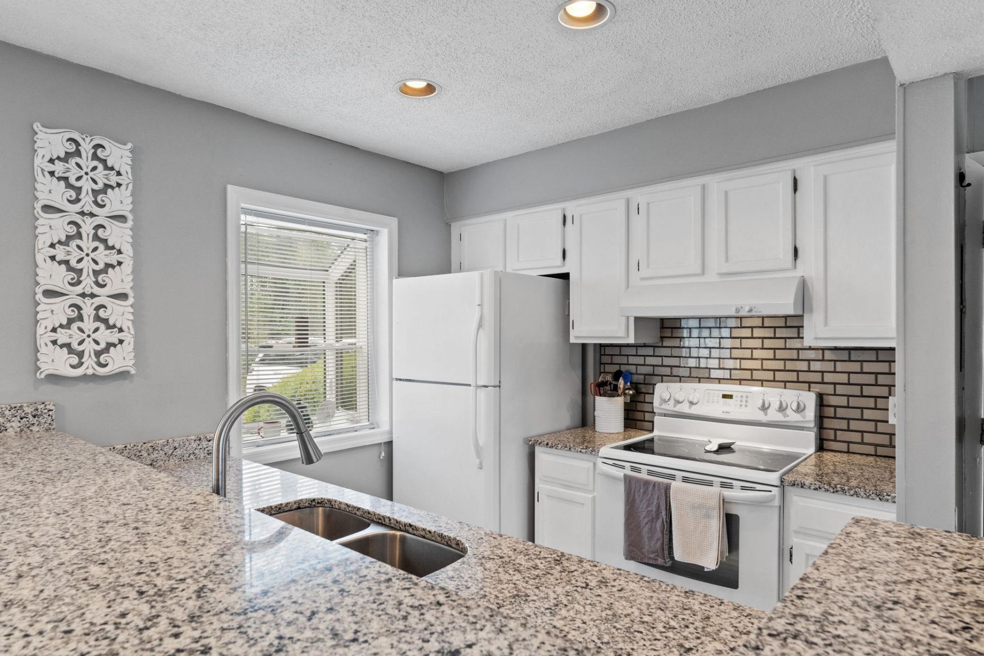 1025 W Plantation Dr. W Photo 11