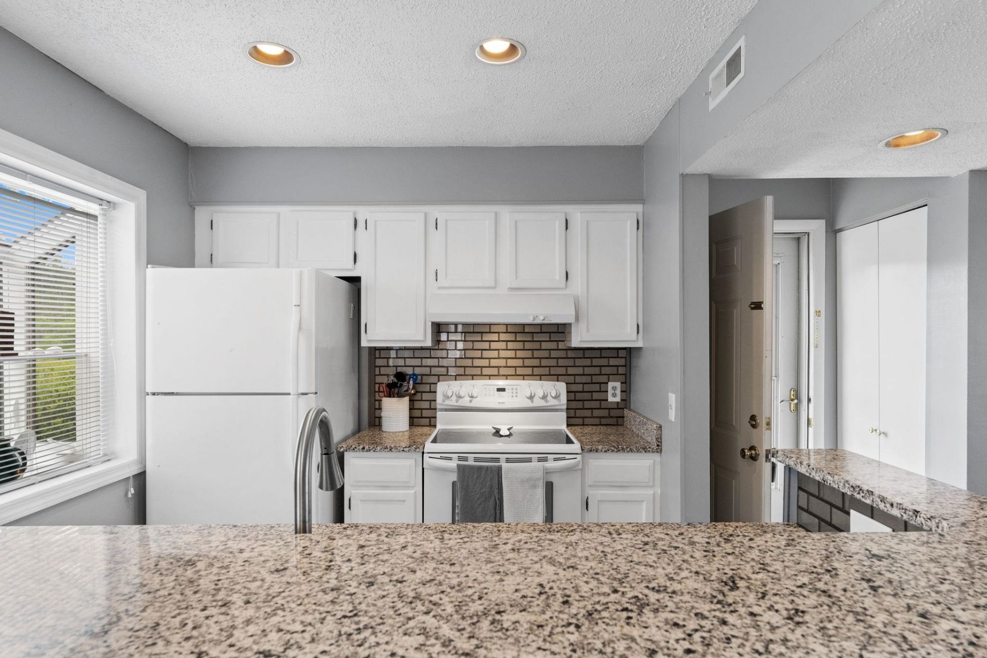 1025 W Plantation Dr. W Photo 12