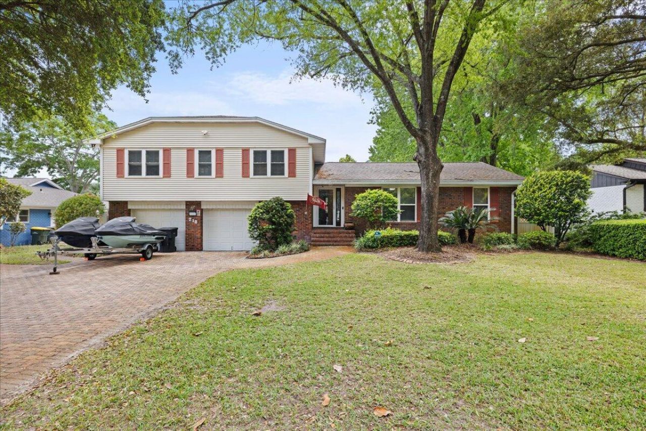 218 NE Yacht Club Drive, Fort Walton Beach, FL 32548 Main Photo