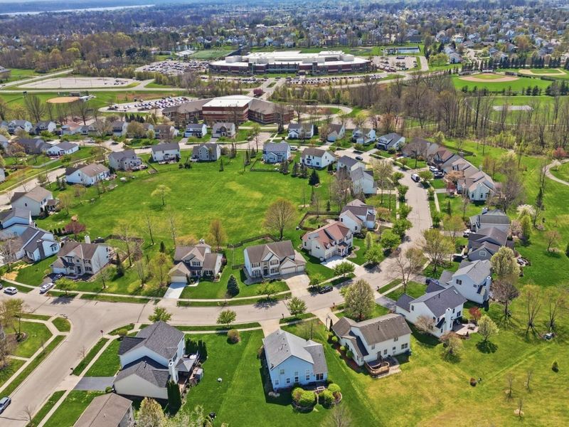 6293 Andrews Drive W, Westerville, OH 43082 Photo 2