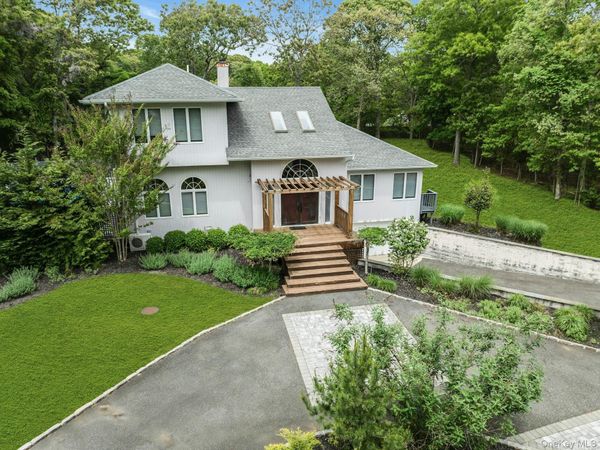35 Bay Avenue W, Hampton Bays, NY 11946