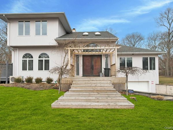 35 Bay Avenue W, Hampton Bays, NY 11946